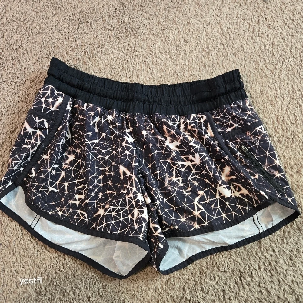 Lululemon Tracker Short III 4-way Stretch Star Crushed Multi / Black Size 6